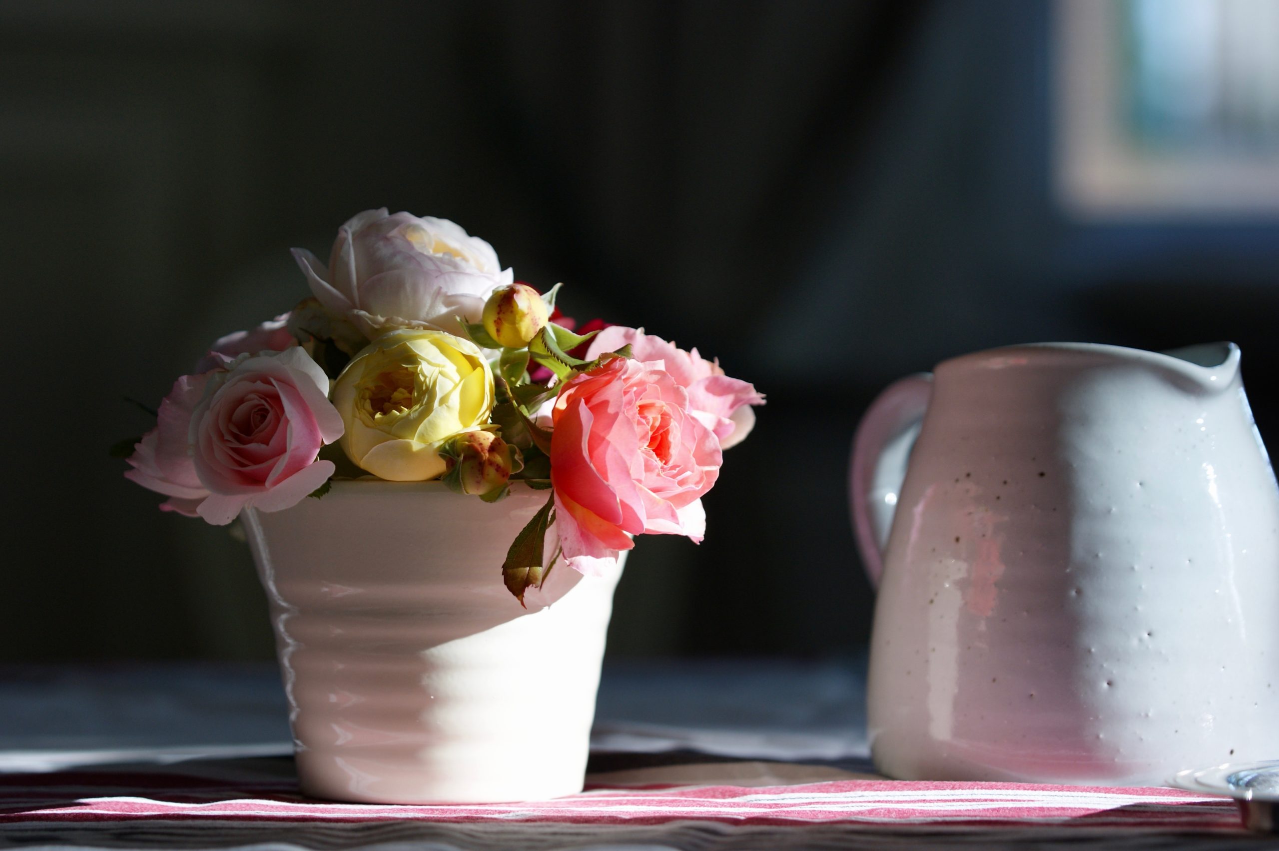 Milieu de table avec des roses du jardin - Roses Guillot®